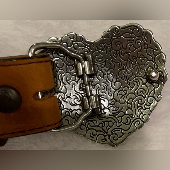 Justin brown leather belt, 26 inches, gorgeous horse/rose wreath - Picture 7 of 9